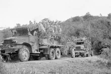 Des unités d'infanterie mécanisées acheminent avec diligence des soldats vers Diên Biên Phu. Photo d'archives : VNA.