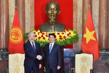 Le président Luong Cuong (droite) et le Premier ministre de la République du Kirghizistan, Adylbek Kasymaliev. Photo : VNA. 