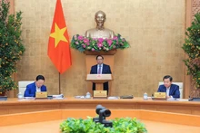 Le Premier ministre Pham Minh Chinh (debout) préside la réunion législative de février 2024. Photo : VGP.