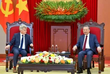  Le Secrétaire général du Parti communiste vietnamien, Tô Lâm (à droite) et le secrétaire national du Parti communiste français, Fabien Roussel (à gauche). Photo : VNA.