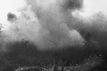 Les positions de l’ennemie sur la colline de Him Lam touchées par l’artillerie de l’armée vietnamienne furent en feu et détruites le 13 mars, jour de l’ouverture de la campagne. Photo d'archives : VNA.