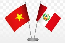 Les drapeaux du Vietnam et du Pérou.