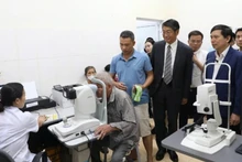 Les délégués rendent visite à la clinique. Photo : Ambassade du Japon au Vietnam