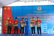 Un supplément spécial du journal Nhân Dân arrive aux mains des travailleurs de Bac Ninh. Photo: NDEL