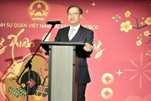 Le consul général du Vietnam à San Francisco, Hoàng Anh Tuan, prend la parole. Photo: baoquocte