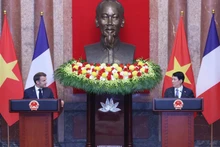 Conférence de presse commune des présidents Luong Cuong et Emmanuel Macron, le 26 mai à Hanoï. Photo: VNA