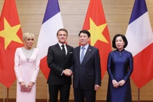 Le président de la République, Luong Cuong, et son épouse, le président français, Emmanuel Macron, et son épouse. Photo: VNA