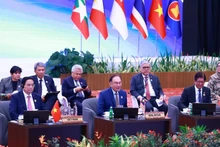 Le Premier ministre Pham Minh Chinh (premier à partir de la gauche) lors de l'événement. Photo : VNA.