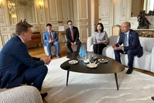 L’ambassadeur du Vietnam en France, Dinh Toan Thang (droite) rencontre le préfet de l’Hérault, François-Xavier Lauch. Photo : VNA.