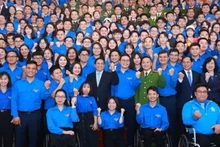 Le Premier ministre Pham Minh Chinh pose avec les jeunes lors du dialogue, le 24 mars. Photo : VNA.
