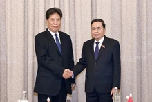 Le président de l’Assemblée nationale du Vietnam, Trân Thanh Mân (droite), et Lobsang Gyaltsen, vice-président du Comité permanent de l’Assemblée populaire nationale (APN) de Chine. Photo : VNA.