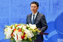 Le ministre des Sciences et de la Technologie, Nguyen Manh Hung, s'exprime lors de la séance de discussion sur la technologie créant des percées dans la transformation verte et le développement durable à l'ère intelligente. Photo : DUY LINH