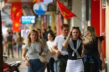 Des touristes étrangers au Vietnam. Photo : VNA.