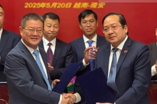 Nguyen Minh Lam, membre du Comité permanent du Comité provincial du Parti et vice-président du Comité populaire provincial de Long An et Liu Tao, vice-gouverneur du gouvernement populaire de la province du Qinghai, signent une lettre d'intention sur la coopération amicale. Photo : baodautu