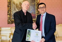 L'ambassadeur Vu Le Thai Hoang et le Professeur Hans Joachim Schellnhuber, directeur général de l'IIASA. Photo: baoquocte