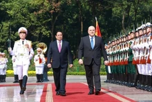 Le Premier ministre Pham Minh Chinh (gauche) préside la cérémonie d’accueil officielle à Hanoï en l’honneur de son homologue russe, Mikhaïl Vladimirovitch Michoustine. Photo; VNA