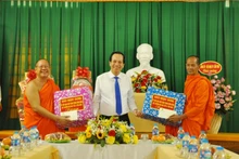 Dào Ngoc Dung, membre du Comité central du Parti, ministre des Affaires ethniques et religieuses, offre des cadeaux aux représentants de l'Association de solidarité des moines patriotes de Can Tho et de la pagode Muni Răngsây. Photo: thoidai