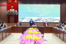 Le Premier ministre Pham Minh Chinh (debout) préside la 5e réunion du Conseil de coordination de la région du delta du fleuve Rouge, à Hanoi, le 14 janvier. Photo : VNA.