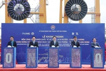 Le président Luong Cuong (au milieu) et des délégués à la cérémonie marquant l’entrée en exploitation des terminaux n°3 et 4 du port de Lach Huyen – Port de Hai Phong. Photo: VNA