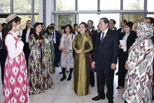 Le président de l'Assemblée nationale du Vietnam, Trân Thanh Mân, et son épouse, Nguyen Thi Thanh Nga, lors de leur visite à l’Université d'État des études orientales de Tachkent. Photo : VNA.
