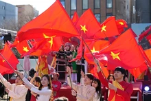 50 drapeaux nationaux flottant au vent sur la scène de l'événement Printemps de la Patrie - Le cœur du Vietnam au début de l'année au Japon. Photo: NDEL