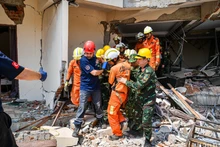 Les secouristes vietnamiens et leurs collègues internationaux ont réussi à sauver Thep Maung Maung, chef cuisinier de l'hôtel Aye Chan Thar après 124 heures d'ensevelissement. Photo : THANH DAT/NDEL