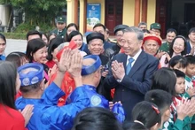 Le Secrétaire général du Parti To Lam et la population de Hung Yen. Photo : VNA.