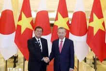 Le secrétaire général To Lam (à droite) rencontre le Premier ministre japonais Ishiba Shigeru le 27 avril. Photo: VNA