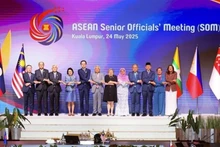 Le vice-ministre des Affaires étrangères Do Hung Viet (cinquième à partir de la gauche) avant la réunion des hauts officiels de l'ASEAN (SOM). Photo : VNA.