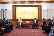 Le vice-président permanent du Comité populaire de la ville de Hue, Nguyen Thanh Binh (à droite), et Olivier Brochet, ambassadeur de France au Vietnam. Photo: www.hue.gov.vn