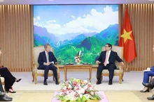 e Premier ministre Pham Minh Chinh (à droite) reçoit le fondateur et président de la société basée aux États-Unis Nicolas Berggruen alors que lui et la directrice de l'Institut d'Asie de l'Est Weatherhead de l'Université Columbia Nguyen Thi Lien Hang. Photo : VNA.
