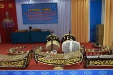 Des instruments musicaux traditionnels sont confiés aux clubs et groupes de musique traditionnelle khmère. Photo : VNA.