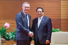 Le Premier ministre Pham Minh Chinh (droite) reçoit le vice-président adjoint en charge du Département des opérations de pays du Fonds international de développement agricole (FIDA), Donal Brown. Photo : VNA.