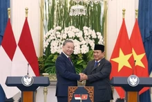 Le secrétaire général du PCV Tô Lâm (gauche) et le président d’Indonésie, Prabowo Subianto. Photo : VNA.