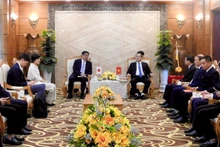  Le secrétaire du Parti provincial de Cao Bang, Quan Minh Cuong (à droite), reçoit l'ambassadeur du Japon au Vietnam, Ito Naoki. Photo : bao Cao Bang 