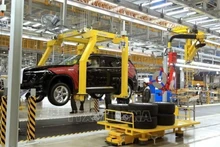 Production automobile à l'usine Vinfast du groupe économique privé Vingroup à Cat Hai, ville de Hai Phong. Photo : VNA.