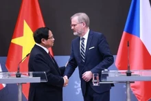 Le Premier ministre vietnamien Pham Minh Chinh et son homologue tchèque Petr Fiala se serrent la main avant leur rencontre avec la presse, à Prague, le 20 janvier. Photo: VNA