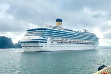 Le paquebot Costa Serena (Italie) visite la baie d'Ha Long (Quang Ninh). Photo : VNA