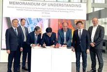 Lors de la cérémonie de signature du mémorandum d'entente entre le Département de l'industrie des technologies de l'information et l'Académie de technologie des postes et télécommunications (PTIT) et le groupe autrichien EV Group. Photo : NDEL