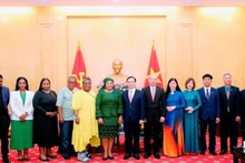 Duong Trung Y, directeur adjoint de l'Académie Nationale de politique Ho Chi Minh, accueille Nomvula Mokonyane, Première secrétaire générale adjointe du Congrès national africain (ANC) d’Afrique du Sud. Photo: NDEL