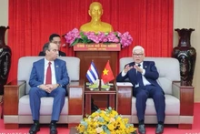 Nguyen Van Loi (à droite), membre du Comité central du Parti et secrétaire du Comité provincial du Parti de Binh Duong, et Rogelio Polanco Fuentes, ambassadeur de Cuba au Vietnam. Photo : NDEL