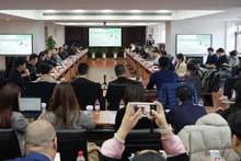 Lors du colloque intitulé « Coopération commerciale et d'investissement Vietnam 2025 ». Photo: baoquocte