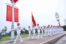 À 6 heures précises, la délégation du drapeau de l'armée Quyet Thang accomplit les rites de la cérémonie sacrée de lever du drapeau. Photo : Minh Duc/VNA