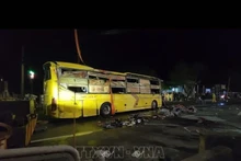Un véhicule de tourisme immatriculé 50H-355.47, appartenant à la compagnie de bus Tan Kim Chi (Ho Chi Minh-Ville), s’est renversé, entraînant la mort de trois personnes et faisant 27 blessés. Photo : VNA.