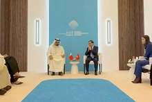 Lors de la rencontre entre le vice-Premier ministre vietnamien Bui Thanh Son et le ministre des Finances et de l’Économie nationale de Bahreïn, Shaikh Salman bin Khalifa Al Khalifa. Photo : baoquocte