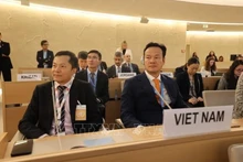 L’ambassadeur Mai Phan Dung (à droite) assiste à la cérémonie d’ouverture de la 58e session du Conseil des droits de l’homme des Nations Unies. Photo : VNA