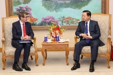 Le vice-Premier ministre Trân Hông Hà (à droite) recevant le délégué interministériel aux approvisionnements en minerais et métaux stratégiques, Benjamin Gallezot. Photo : VNA.
