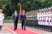 Le président Luong Cuong et son homologue français Emmanuel Macron, lors de la cérémonie d'accueil. Photo : VNA.