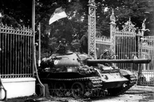 Le 30 avril, à 10h45, des tanks heurtèrent à la porte de fer du Palais d'Indépendance de l'administration fantoche de Sài Gon. photo : VNA.