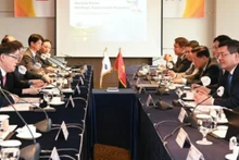 Le ministre de l’Industrie et du Commerce, Nguyen Hong Dien, travaille avec les dirigeants de plusieurs entreprises sud-coréennes. Photo: baocongthuong 